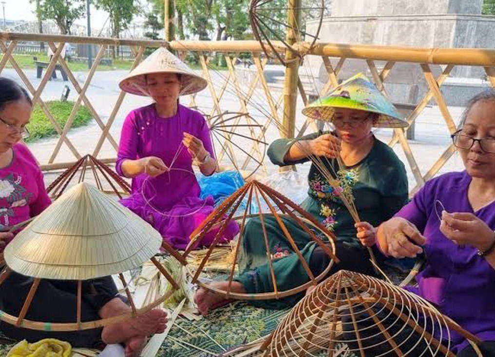 The Art of the Nón Bài Thơ